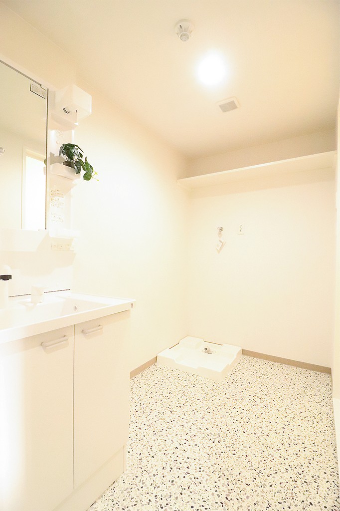 洗面設備　脱衣所広めです！