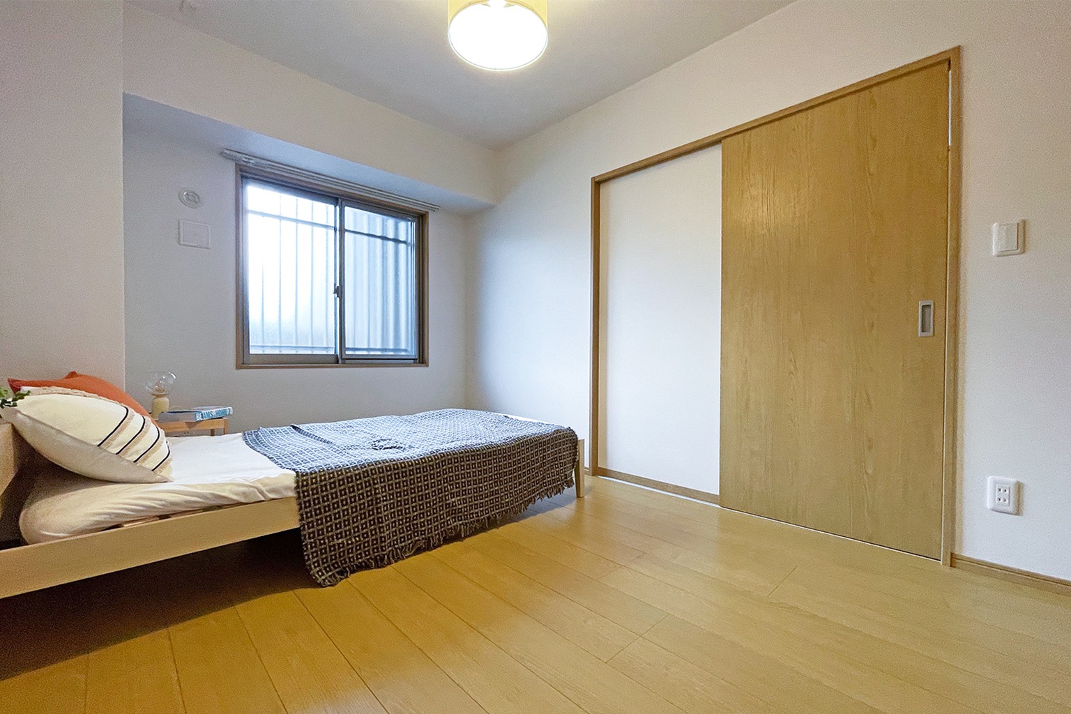 居室・リビング　北側の洋室（家具・照明は付きません）