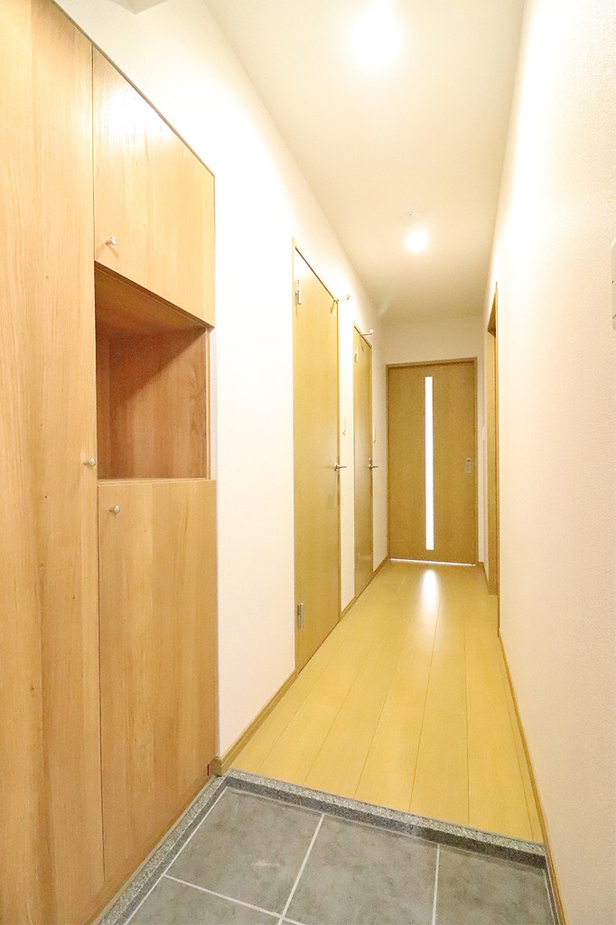 その他部屋・スペース　玄関から廊下。大き目のシューズボックスあり！