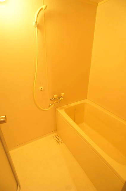 バス・シャワールーム　追い焚き給湯に変わります。