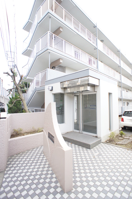 エントランス　エントランスには、集合ポスト・掲示板あり。