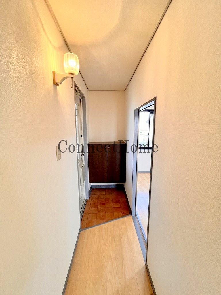 玄関　写真、間取りは２階のお部屋となり、１階はリフォーム予定です。