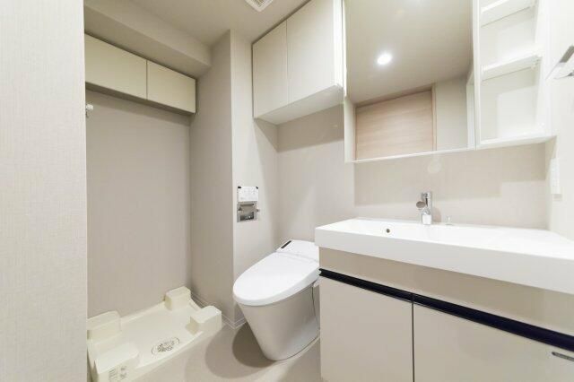 洗面設備　明るい洗面所です