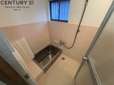 バス・シャワールーム　窓があり換気できます♪