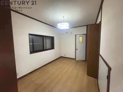 居室・リビング　床色が落ち着いた色合いで、とてもきれいです♪