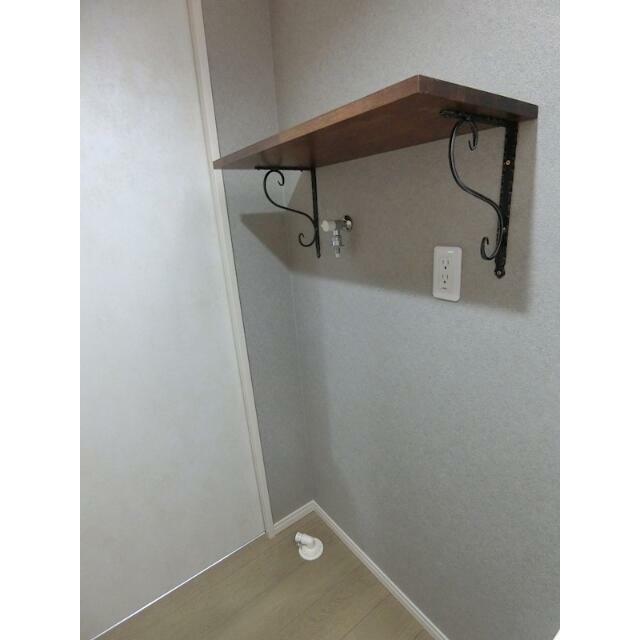 その他部屋・スペース　室内洗濯機置き場は便利な棚付き！※実際の棚板はホワイトです。