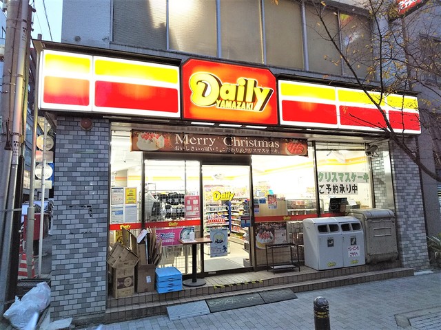 コンビニ　デイリーヤマザキ　日本橋室町１丁目店（コンビニ）まで100m