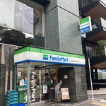 コンビニ　ファミリーマート麻布十番一丁目店（コンビニ）まで181m