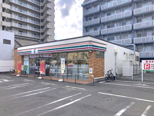 コンビニ　セブンイレブン 高知桟橋通1丁目店（コンビニ）まで181m
