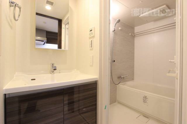 洗面設備　広めの洗面台も使いやすい