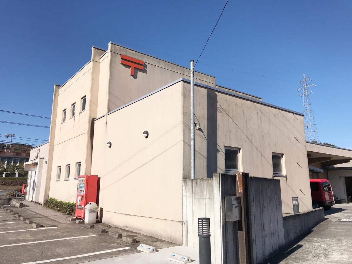 郵便局　亀甲郵便局（郵便局）まで878m