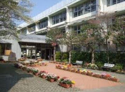 中学校　世田谷区立奥沢中学校（中学校）まで882m