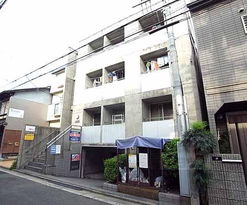 建物外観　地下は駐輪場になっております。