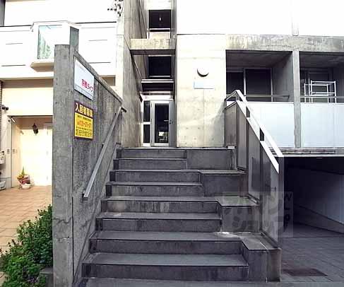 エントランス　中二階にエントランスがございます。