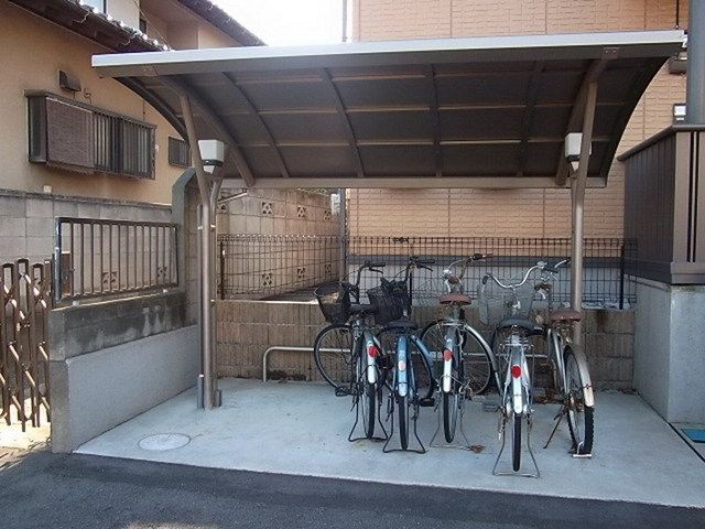 その他共有部分　屋根付きの駐輪場です