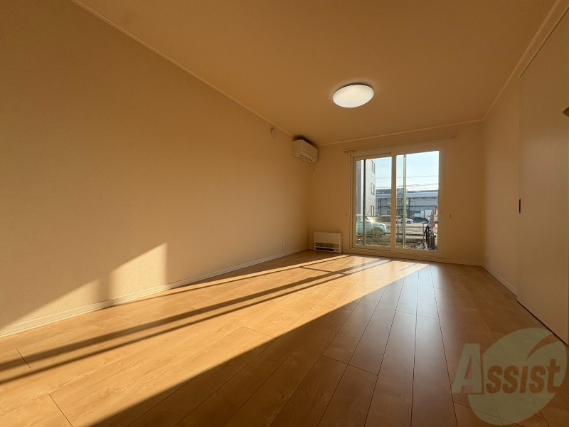 居室・リビング　リビングです。窓が大きくて明るいですね！