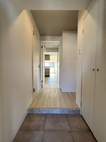 玄関　※同物件別号室参考写真