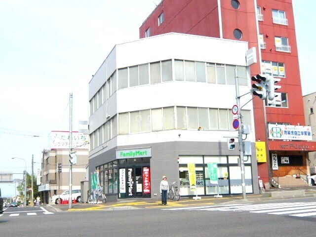コンビニ　ファミリーマート月寒中央店（コンビニ）まで148m
