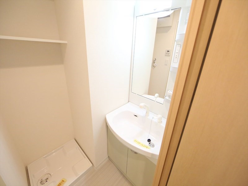 洗面設備　脱衣所　独立洗面台（シャンプードレッサー付）収納スペース有