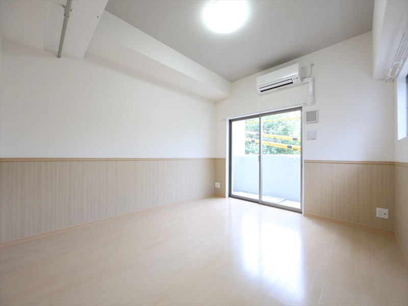 バルコニー　洋室8.5帖　2面採光　エアコン完備　バルコニー