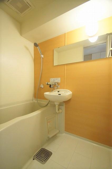 バス・シャワールーム　別部屋の写真です