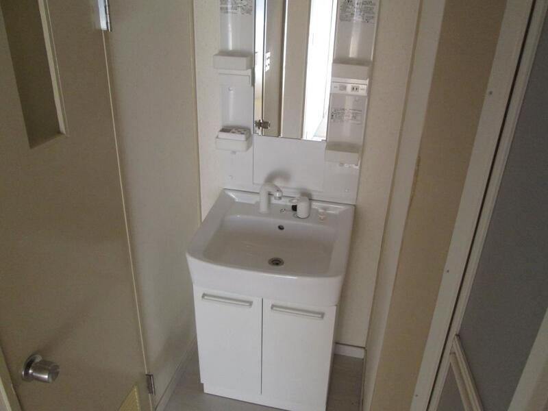 洗面設備　シャンドレ付の洗面台です。