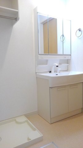 洗面設備　明るい洗面所です