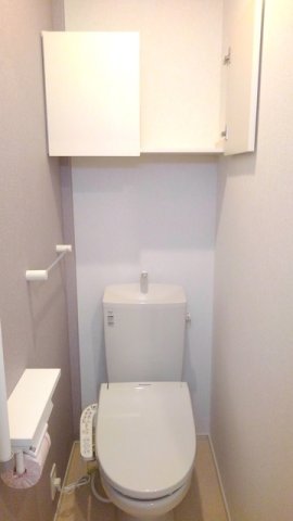 トイレ　落ち着いた色調のトイレです