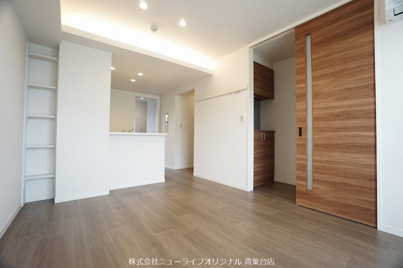 居室・リビング　リビングにはエアコンが備え付けでございます♪