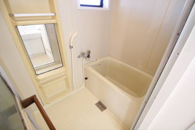 バス・シャワールーム　窓のあるバスルーム　換気も大丈夫です