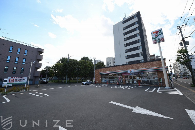 コンビニ　セブンイレブン札幌南平岸店（コンビニ）まで561m
