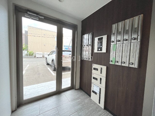 エントランス　オートロック、宅配ボックス有