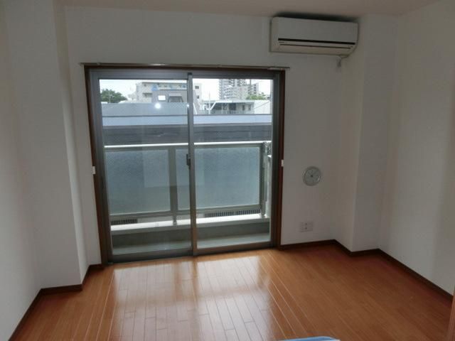 居室・リビング　エアコン完備の洋室です