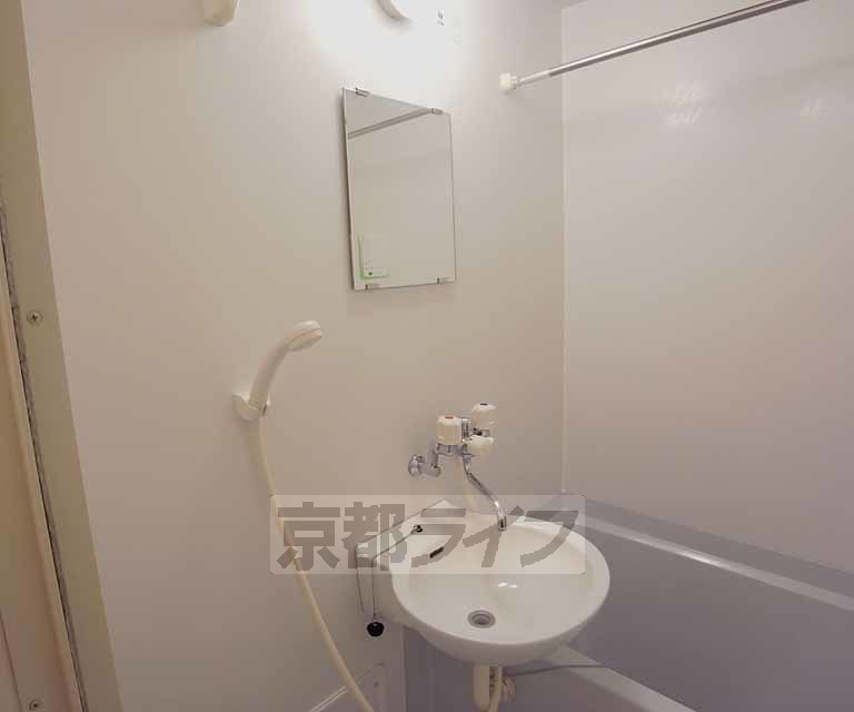 洗面設備　シンプルな洗面台ですね。