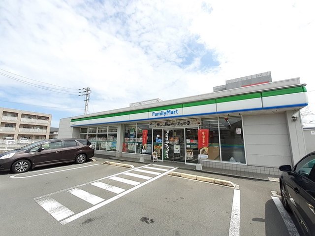 コンビニ　ファミリーマート様（コンビニ）まで1100m