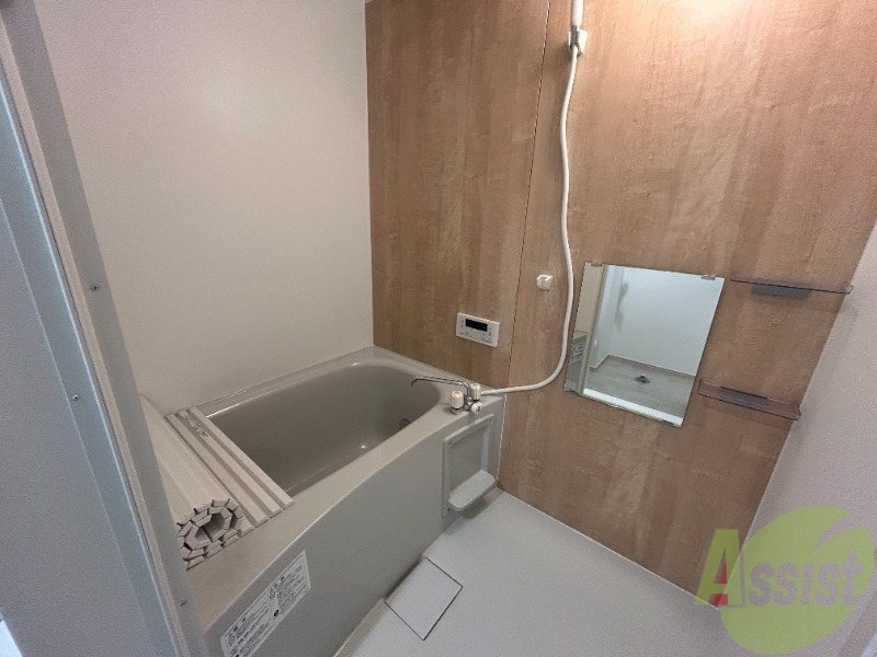 バス・シャワールーム　浴槽には追い焚き機能が付いているので、ゆったりくつろげますね