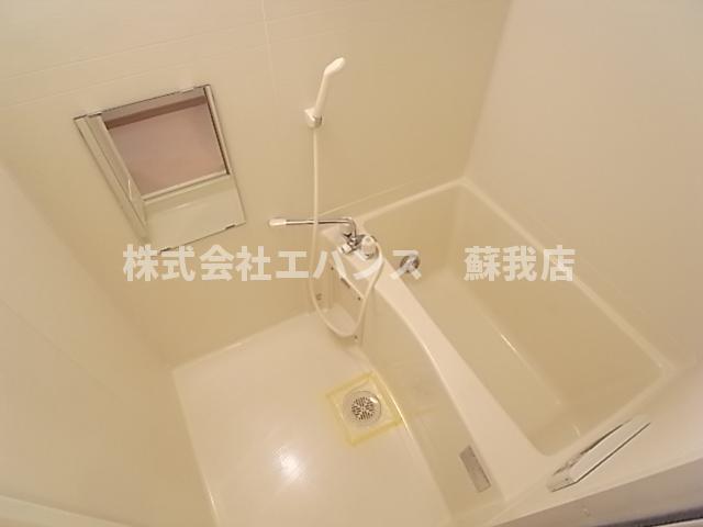 バス・シャワールーム　コンパクトで使いやすいお風呂です