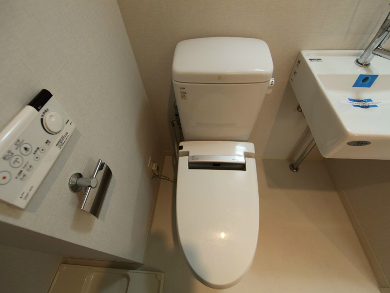 トイレ　温水洗浄便座付トイ