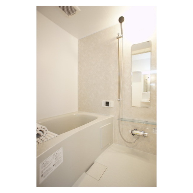 バス・シャワールーム　シャンプー棚や鏡も完備です