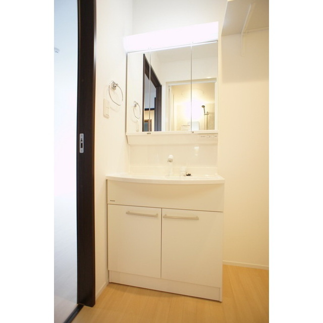 洗面設備　収納力と機能性に優れたお手入れラクラク洗