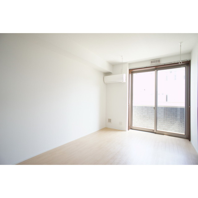 居室・リビング　高めの天井の室内で随所に気遣いを感じます