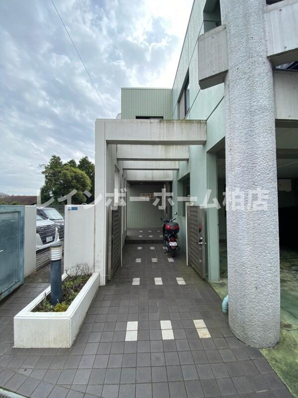 エントランス　落ち着いたエントランスです