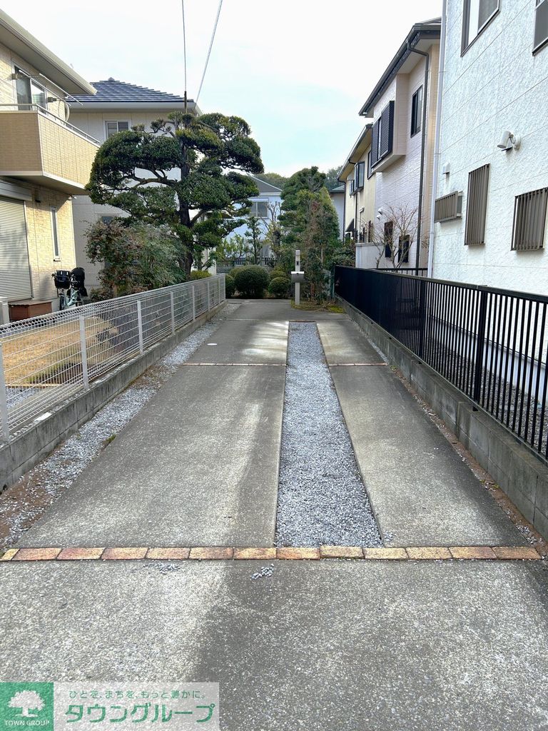 駐車場　駐車場（縦列で2台駐車可）