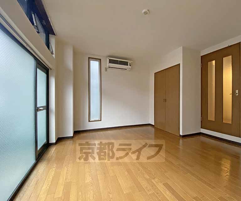 居室・リビング　南向きのバルコニーのお部屋です。両サイドにお部屋のない...