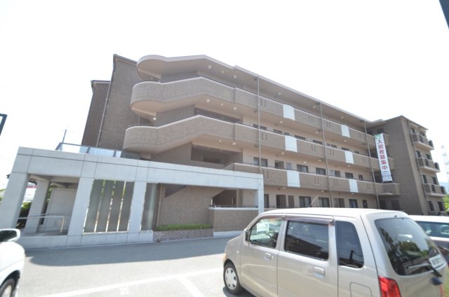 建物外観　敷地内に居住者専用のごみ箱ついてます♪