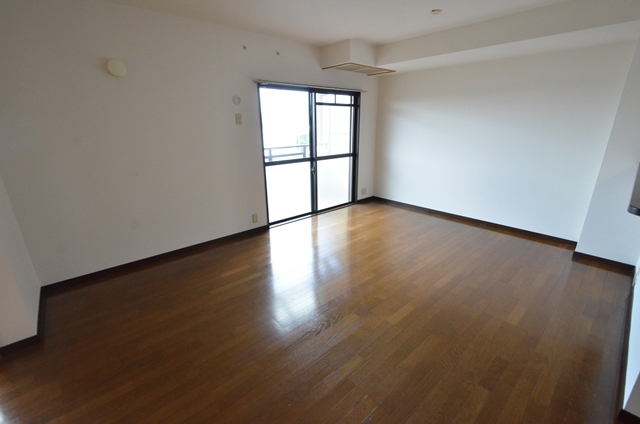 居室・リビング　床色が落ち着いた色合いで綺麗です♪