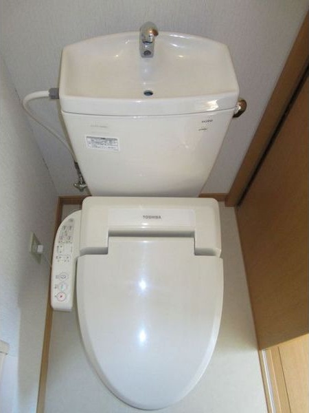 トイレ　嬉しいウォシュレット付きのトイレ！便座温かいですよ♪