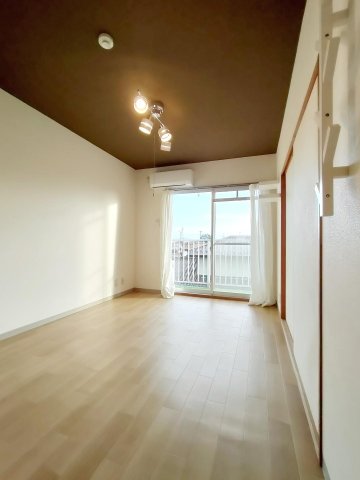 居室・リビング　明るい居室