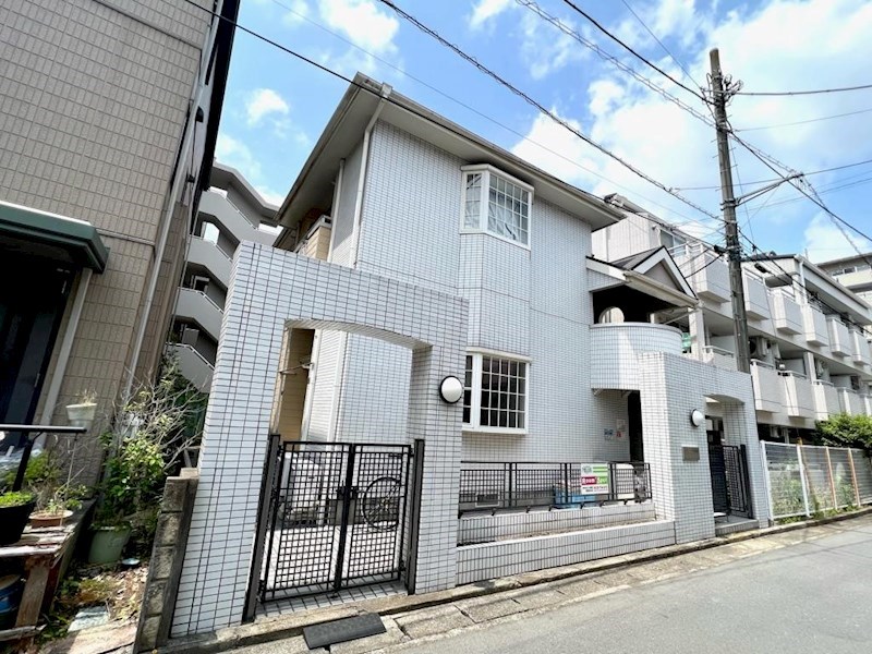 建物外観　新越谷駅徒歩６分（４８０ｍ）