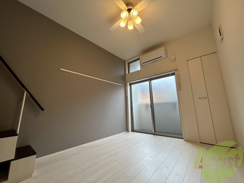居室・リビング　６．４帖の洋室です。明るい雰囲気のあるお部屋です。